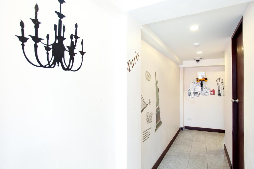 Hostel 8 Sukhumvit Soi 8 Banguecoque Exterior foto