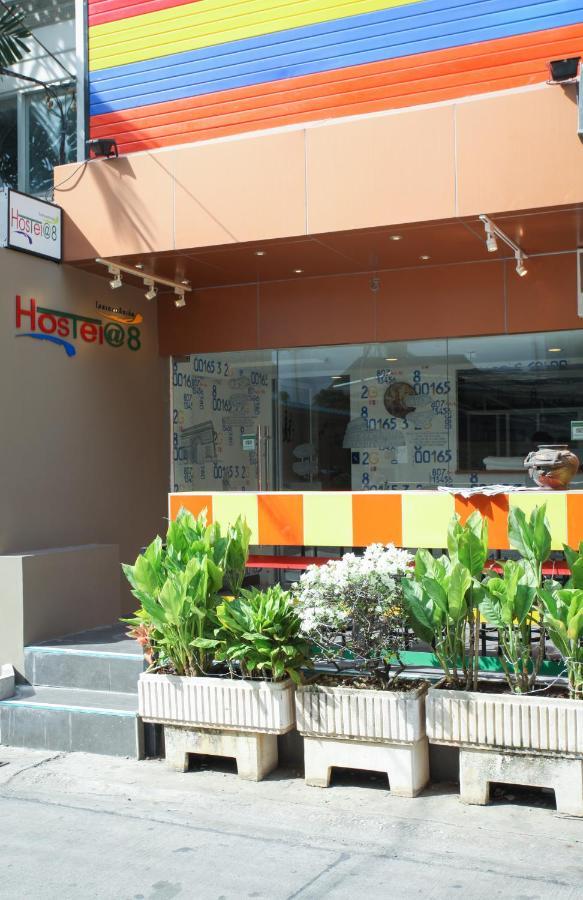 Hostel 8 Sukhumvit Soi 8 Banguecoque Exterior foto